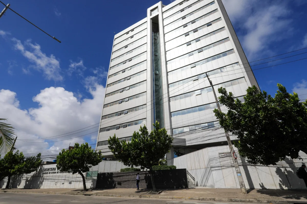 UPE abre seleção para 37 professores temporários com salário de R$ 2.930,77