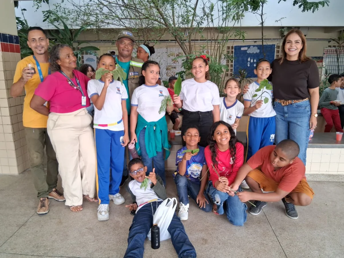 Alunos de Olinda plantam mudas e aprendem sobre meio ambiente na escola