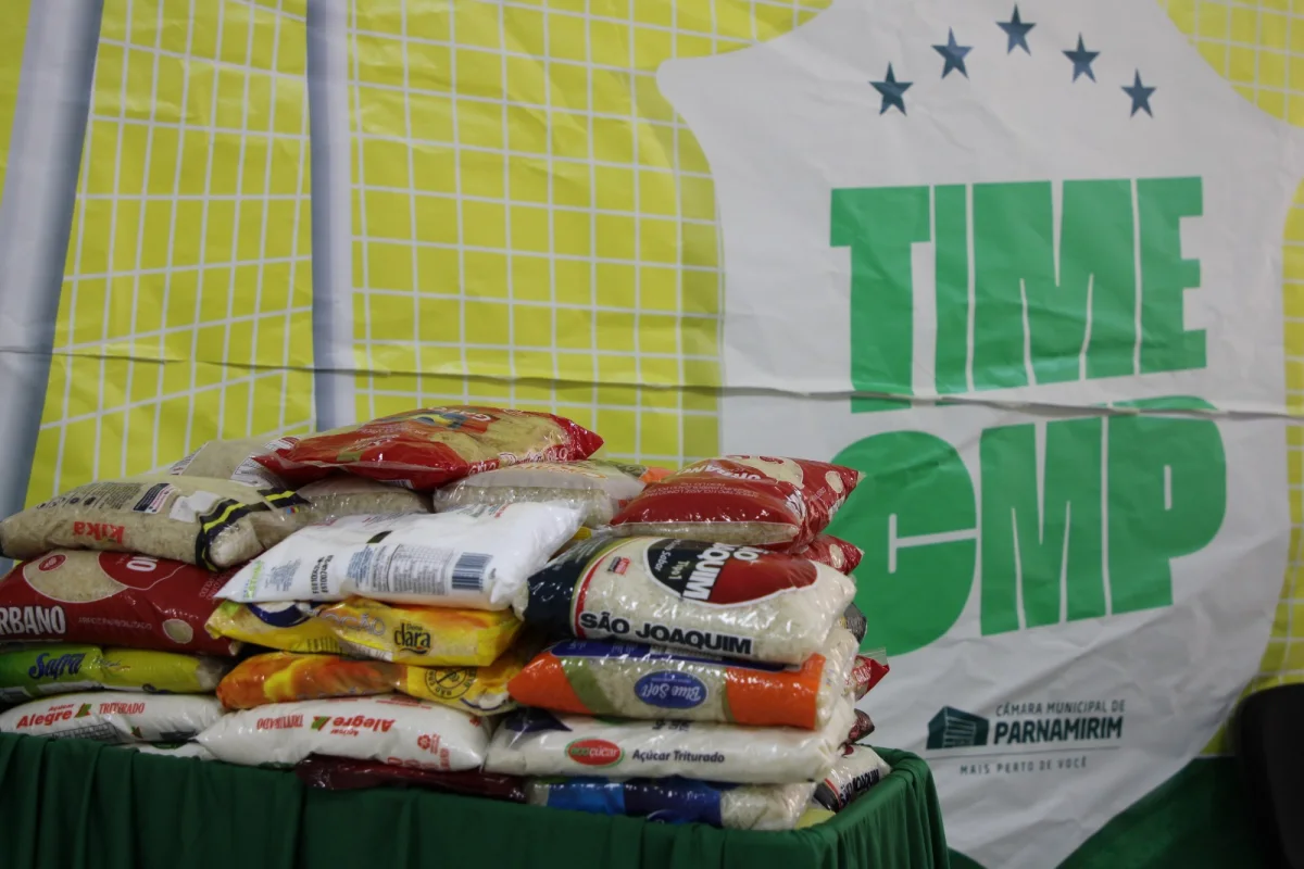 Câmara de Parnamirim bate meia tonelada de alimentos em campanha com álbum de figurinhas