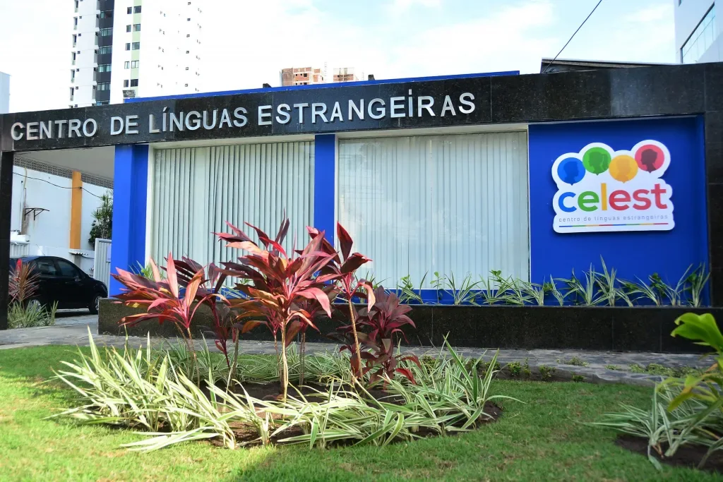 Celest forma turma em inglês, espanhol, alemão, francês e Libras em João Pessoa