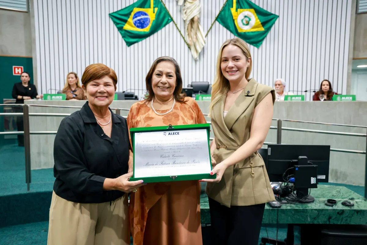 Fátima Bandeira recebe Título de Cidadã Cearense na Alece por defesa dos direitos das mulheres