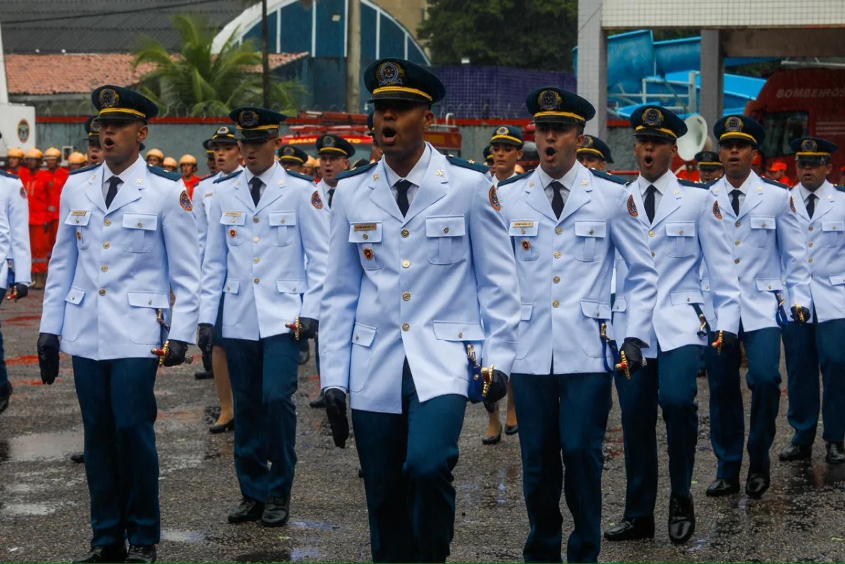 Pernambuco forma 36 novos oficiais do Corpo de Bombeiros no Recife