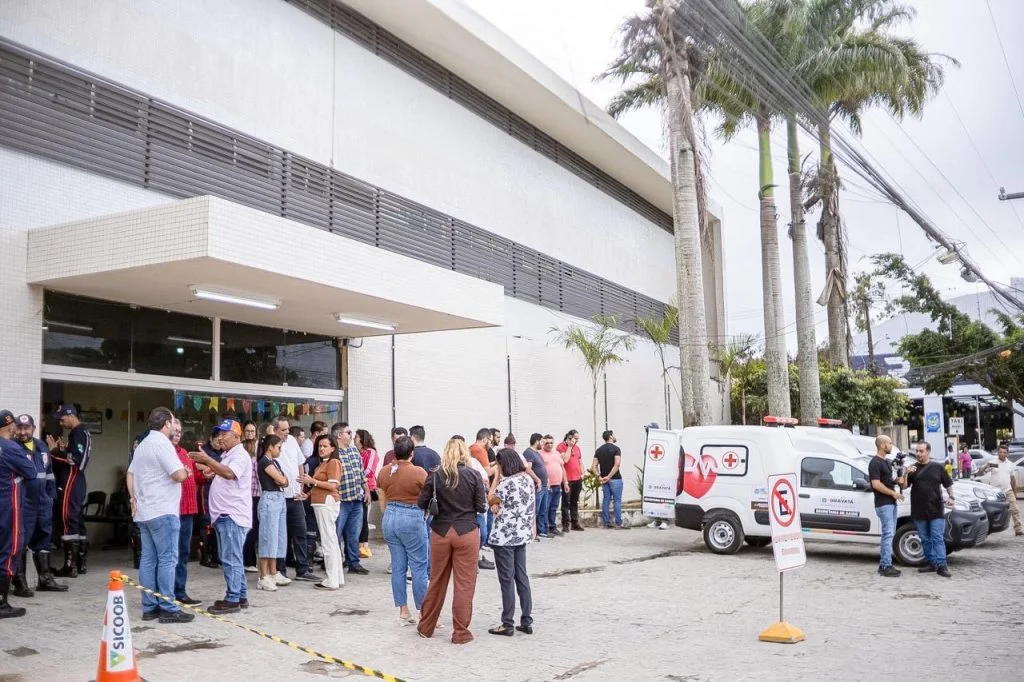 Duas novas ambulâncias passam a reforçar atendimento de saúde em Gravatá