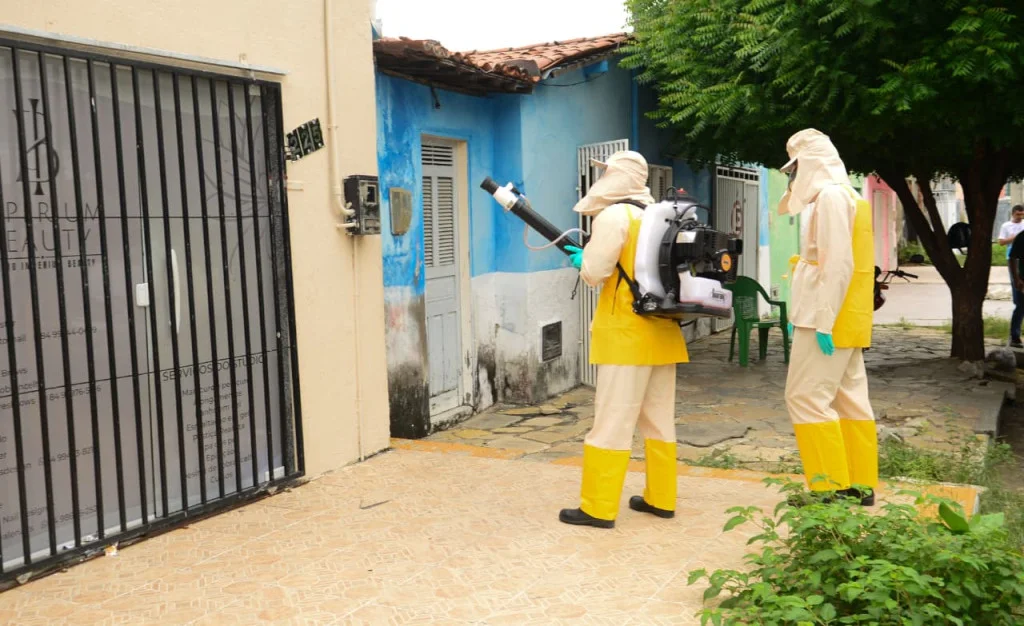 Mossoró combateu dengue nos bairros Santo Antônio e Barrocas na última quarta (10) com bloqueio e retirada de entulhos