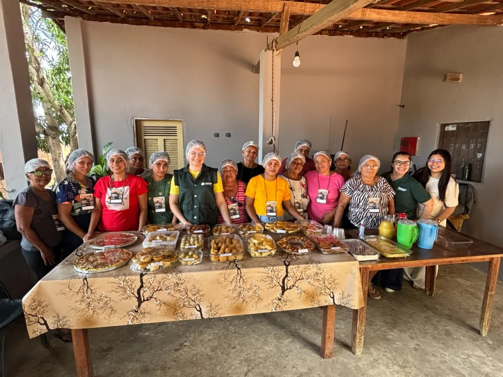Mulheres do Assentamento Favela aprendem a fazer salgados para gerar renda em Mossoró