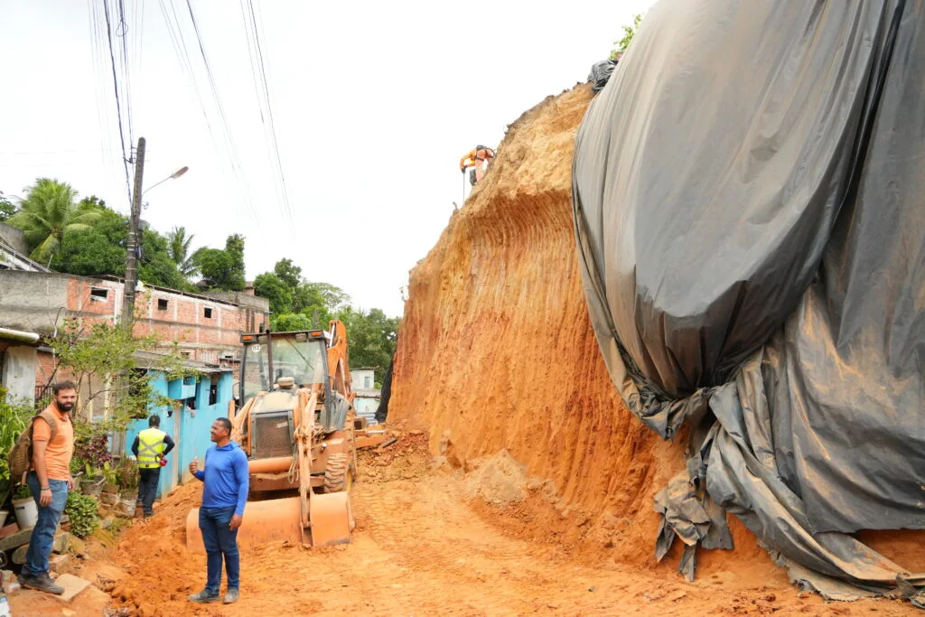 Obra de contenção de encosta em Mirueira beneficia cerca de 450 famílias