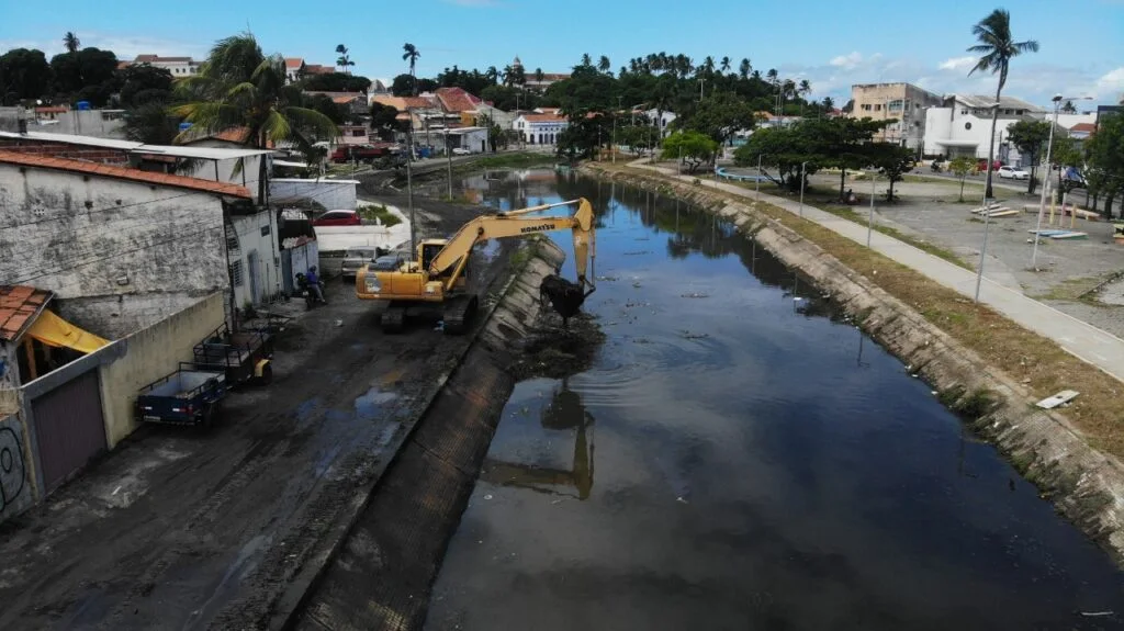 Olinda limpa Canal Malária com maquinário pesado na Operação Inverno 2026