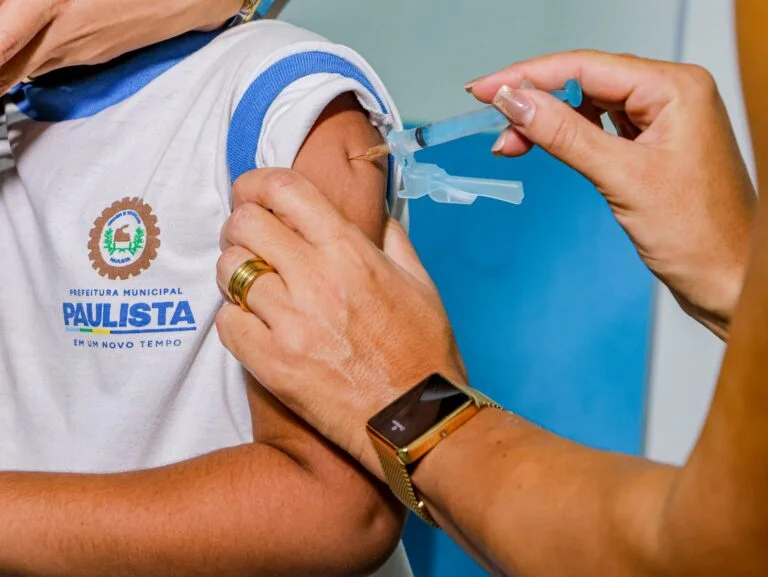 Paulista vacina estudantes da rede municipal em duas escolas nesta semana