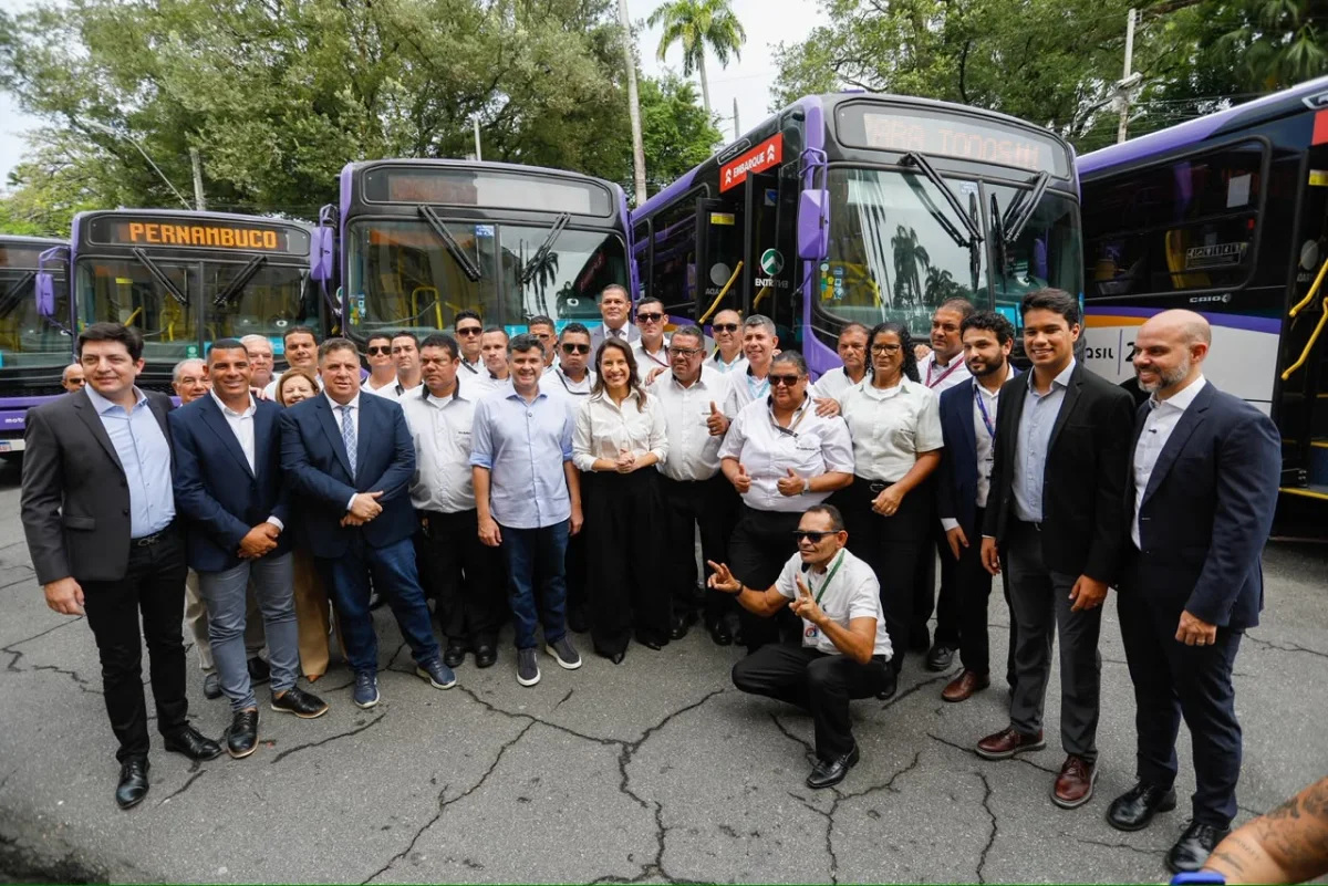 Pernambuco entrega 40 ônibus novos para RMR e chega a 80 veículos incorporados em 2026