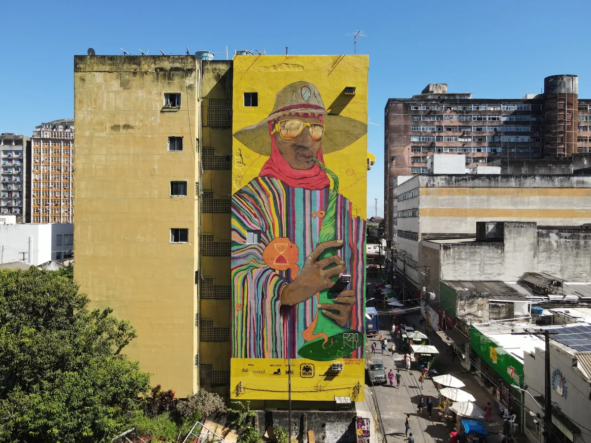 Raoni Assis pinta megamural 'Silêncio e Contratempo' no Edifício Barreiros no Recife